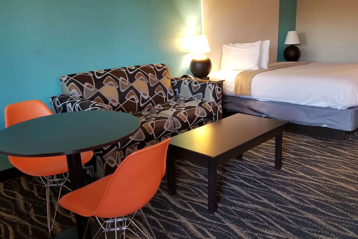 1 chambre, surmatelas, bureau