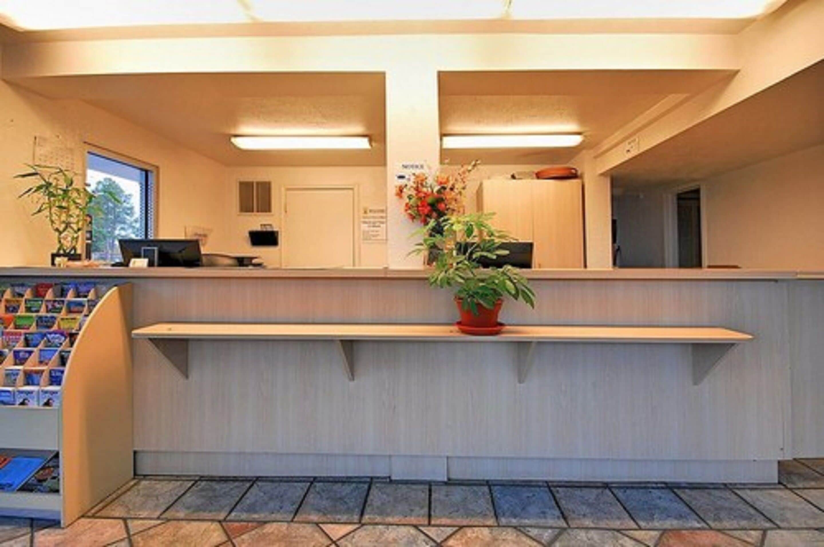 Super 6 Inn & Suites - Pensacola — photo 12