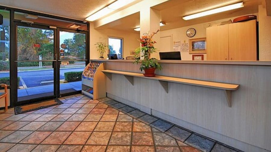 Super 6 Inn & Suites