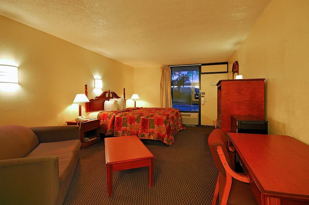 Super 6 Inn & Suites - Pensacola — photo 9