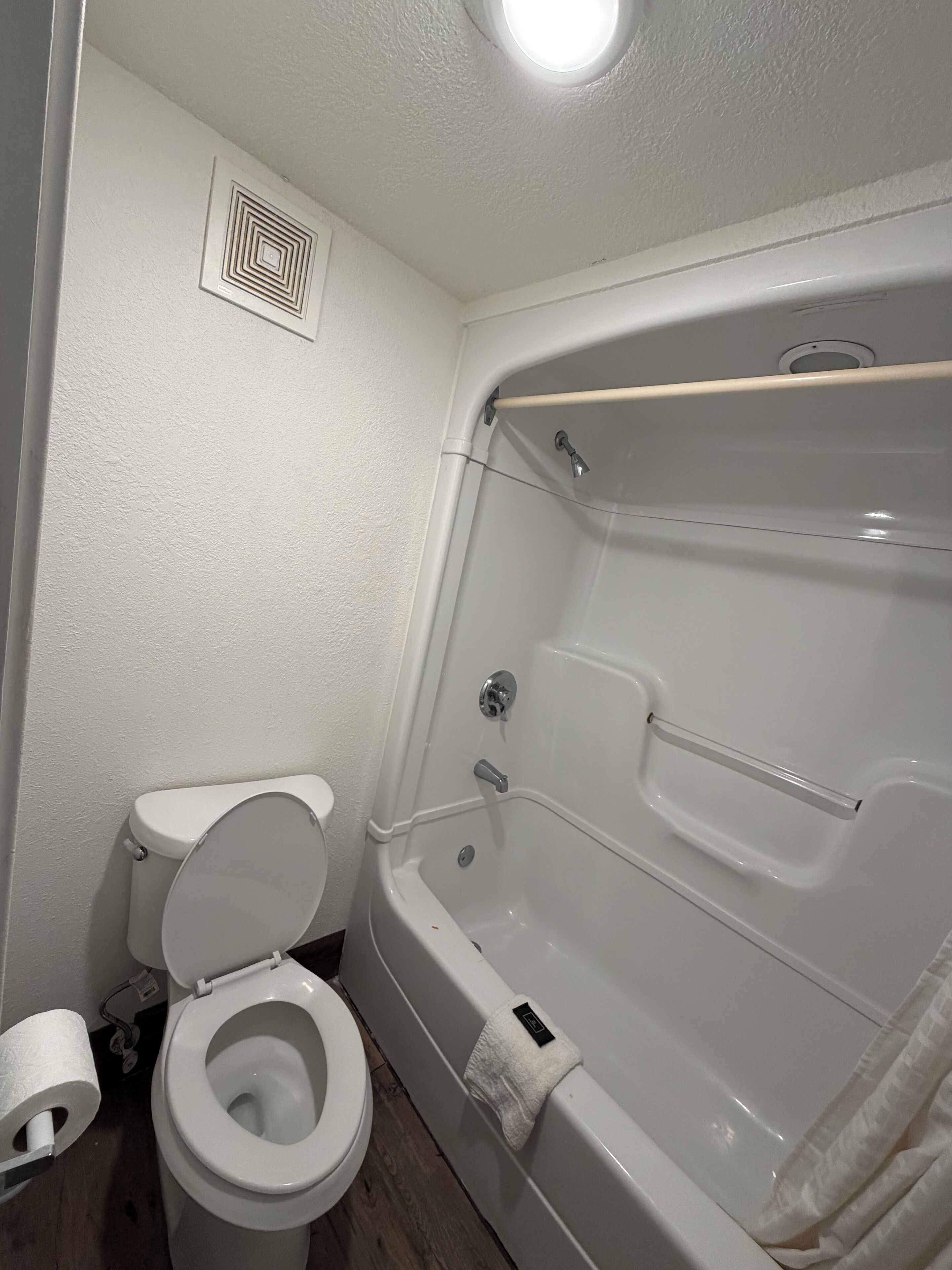 Super 6 Inn & Suites - Pensacola — photo 11