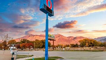 A parking sign with a mountain backdrop.
