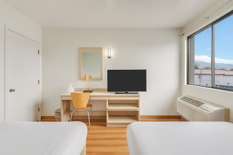 Muebles diferentes, escritorio y espacio para trabajar con laptop . Motel 6 Ogden, UT- Downtown