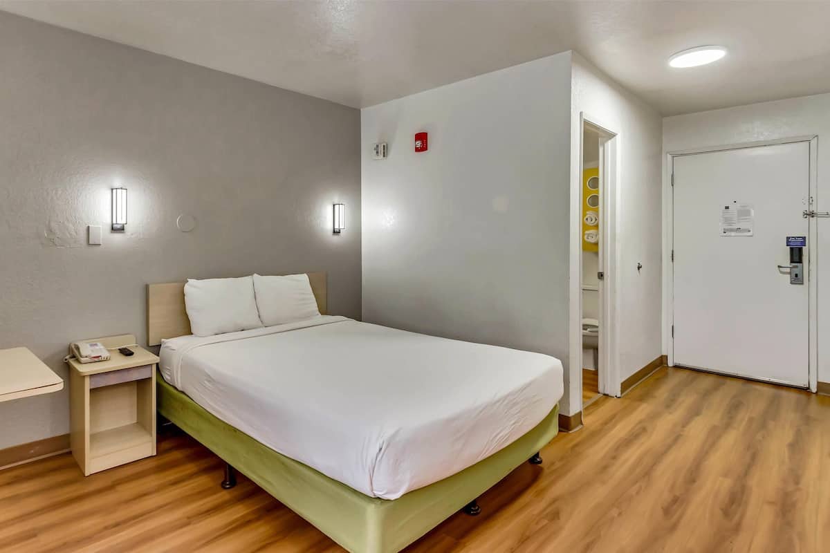 Standard Room, 1 Double Bed, Non Smoking | Individually furnished, desk, laptop workspace, blackout drapes