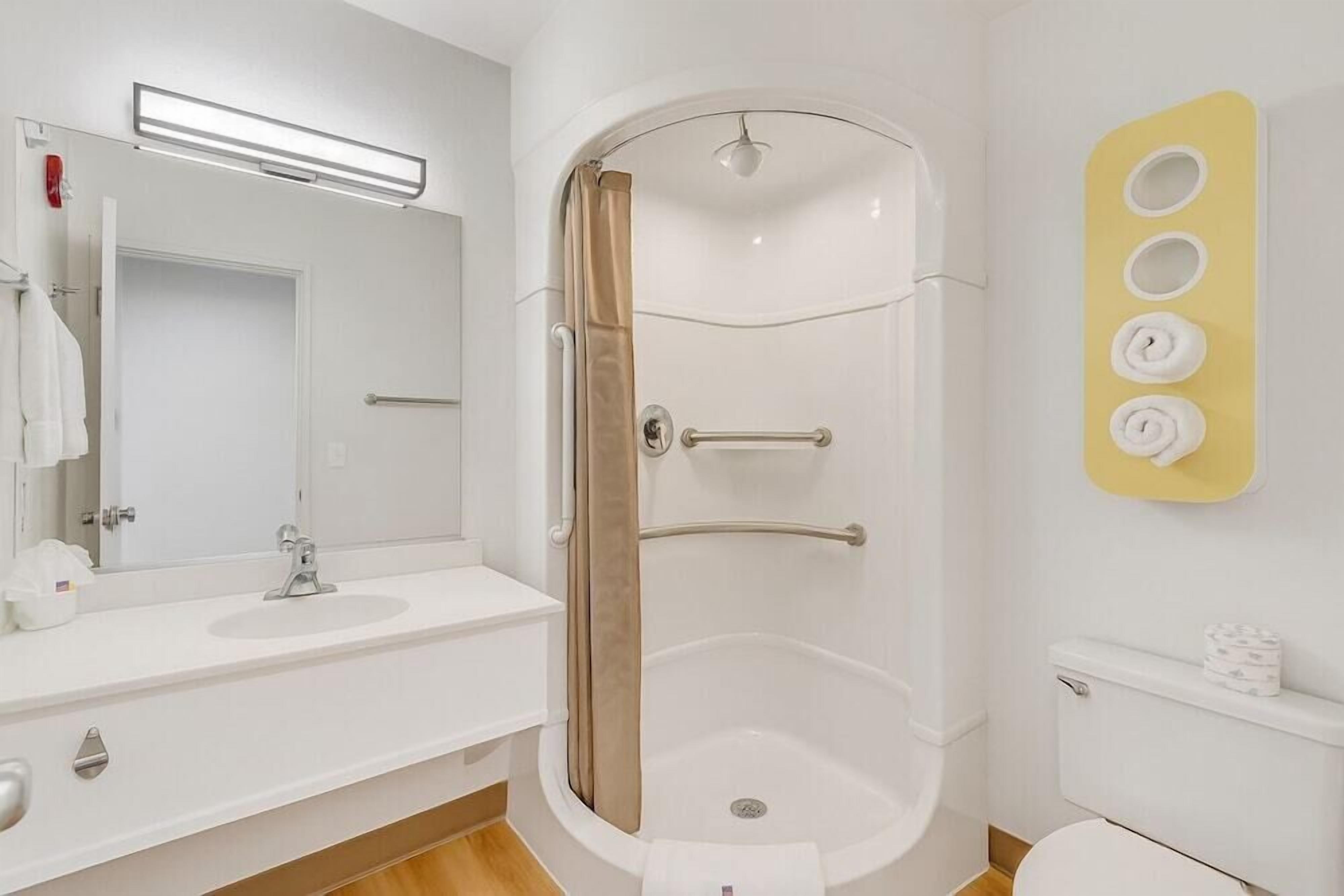 Deluxe Room, 1 Double Bed, Hearing Accessible, Non Smoking | Bathroom | Combined shower/bathtub, towels