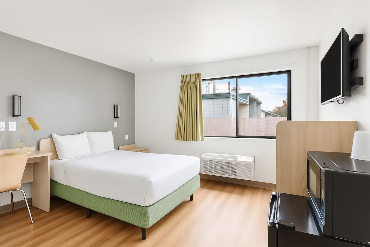 Standard Room, 1 Double Bed, Non Smoking | Individually furnished, desk, laptop workspace, blackout drapes