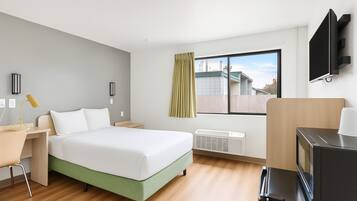 Standardrum - 1 dubbelsäng - icke-rökare | Unika möbler, skrivbord, arbetsyta för laptop och mörkläggningsgardiner