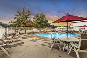 Una piscina al aire libre de temporada