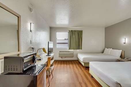 Muebles diferentes, escritorio y espacio para trabajar con laptop