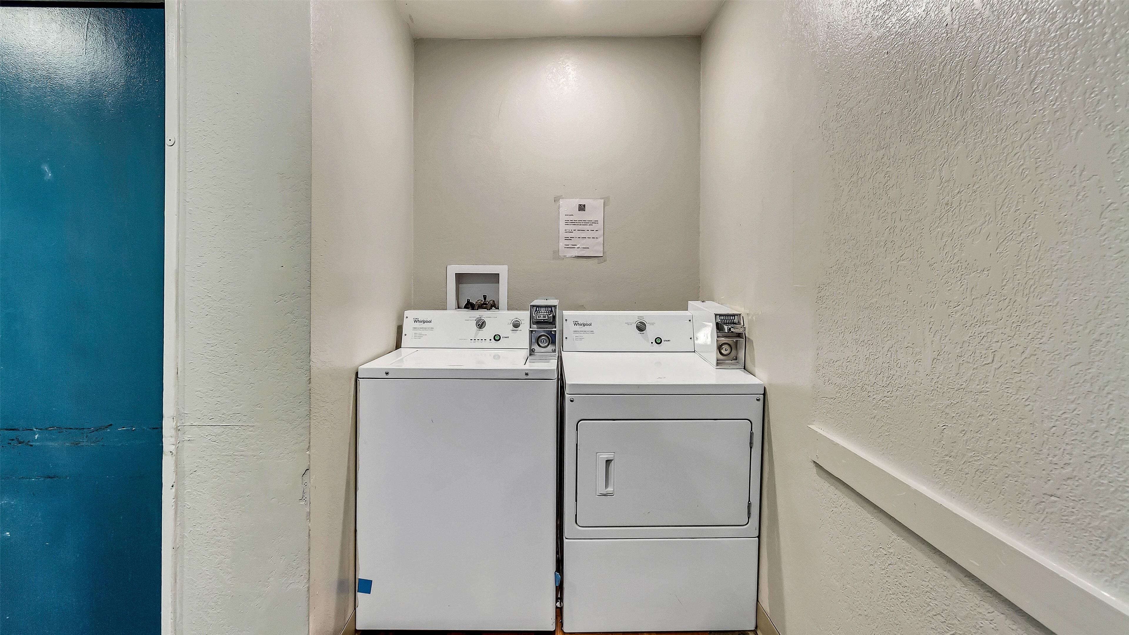 Une buanderie équipée de deux lave-linge et d’un sèche-linge Whirlpool.