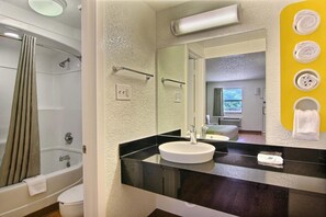 Combined shower/tub, towels