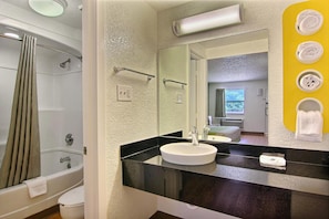 Combined shower/bathtub, towels