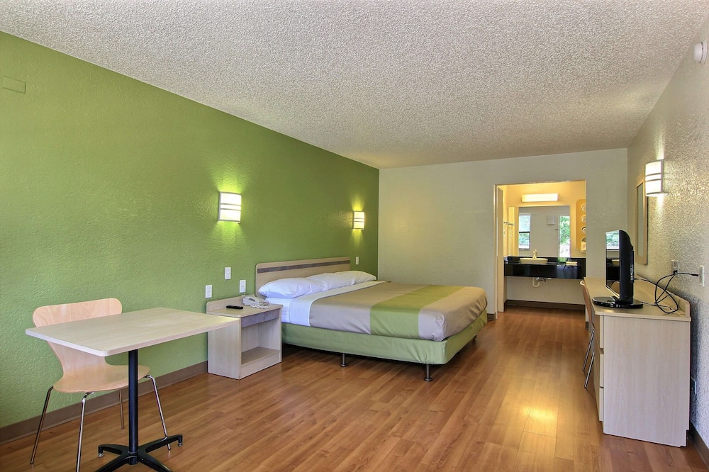 Motel 6 Austin, TX - Central Downtown UT