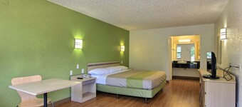 Motel 6 Austin, TX - Central Downtown UT