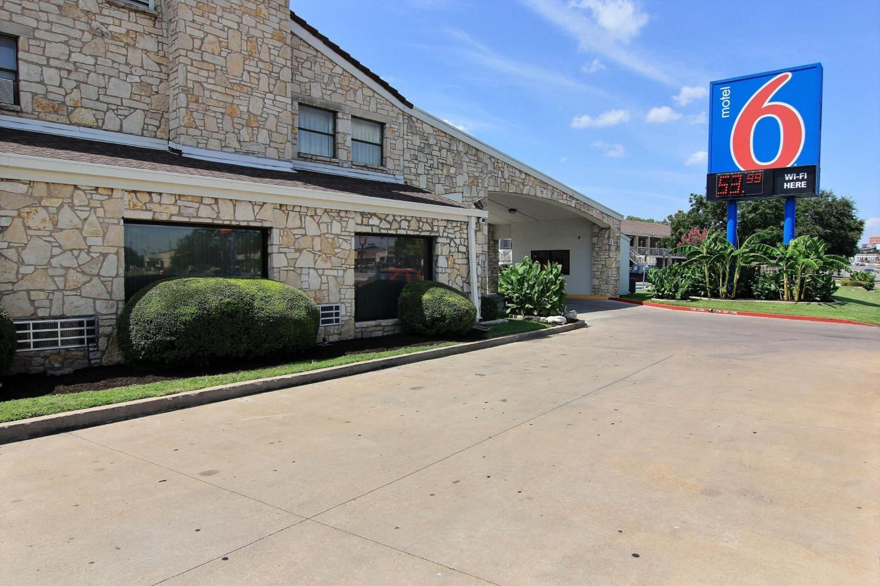 Photo - Motel 6 Austin, TX - Central Downtown UT
