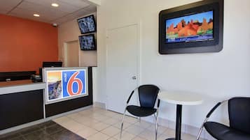 Coin salon dans le hall