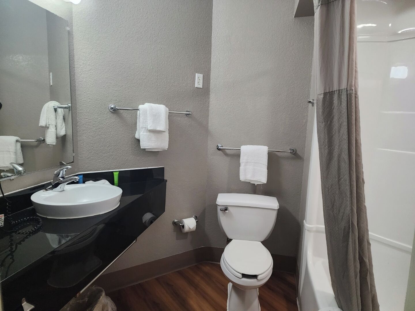 Ensemble douche/baignoire, serviettes fournies