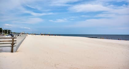 Motel 6 Biloxi, MS - Beach