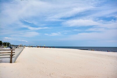Motel 6 Biloxi, MS - Beach