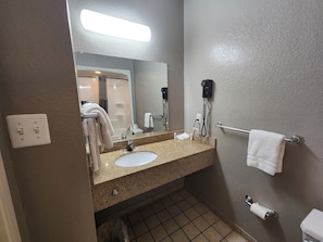 Combined shower/tub, towels