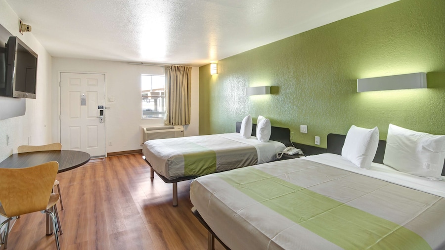 Motel 6 Dallas, TX - Forest Lane
