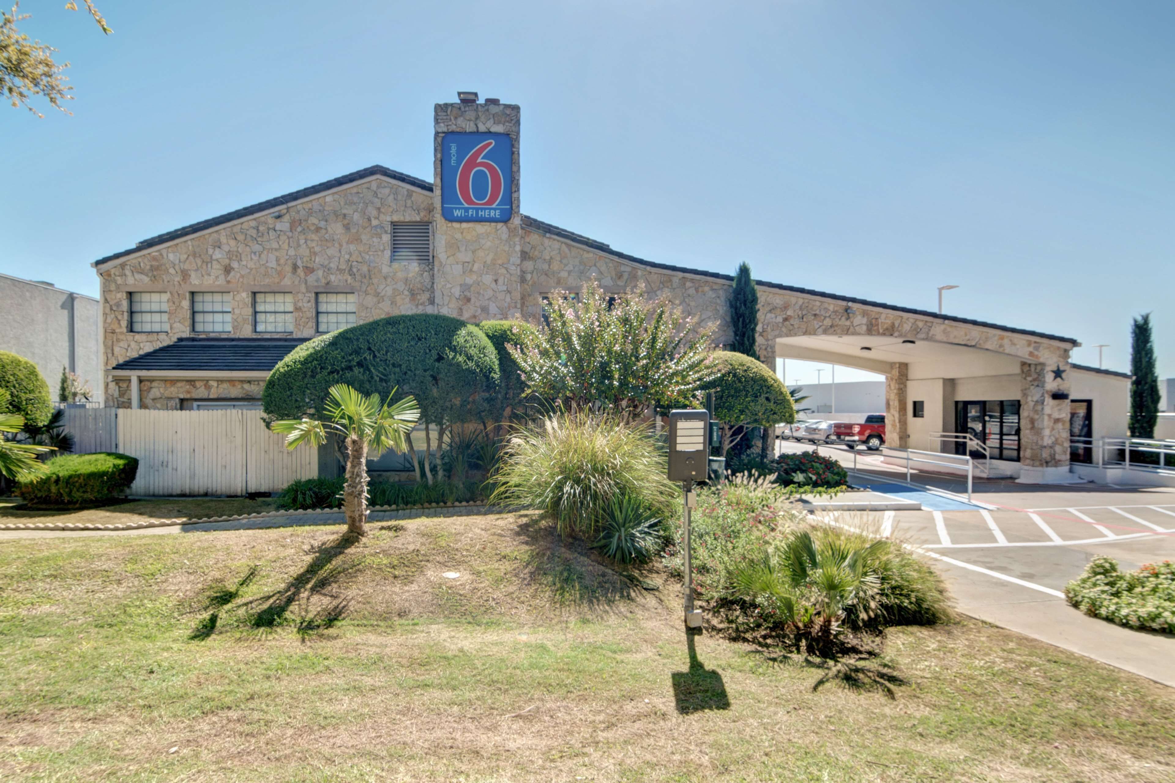 Un bâtiment en pierre avec une enseigne portant le chiffre « 6 » et l’inscription « Wi-Fi disponible ici », ce qui indique qu’il s’agit d’un hôtel.