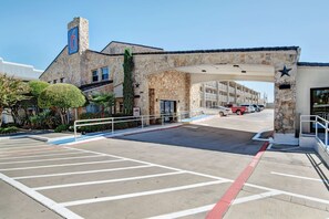 Property entrance - Motel 6 Dallas, TX - Forest Lane (Dallas)
