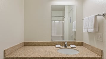 وحدات دش مع أحواض استحمام، مجففات شعر، مناشف