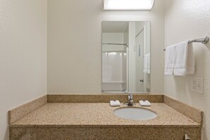 Ensemble douche/baignoire, sèche-cheveux, serviettes fournies