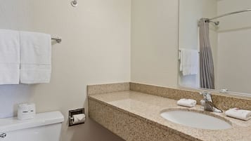 وحدات دش مع أحواض استحمام، مجففات شعر، مناشف