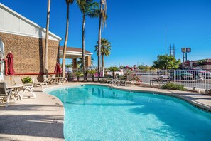 Una piscina al aire libre