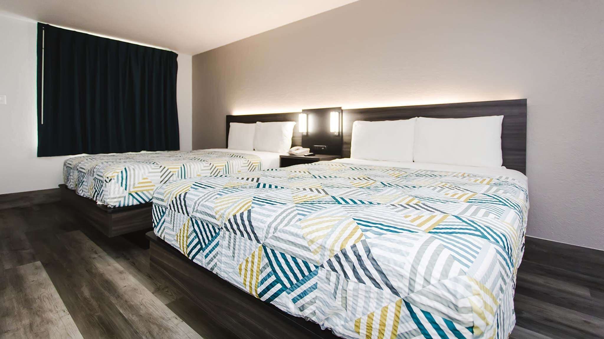 Bureau, espace de travail pour ordinateur portable, rideaux occultants