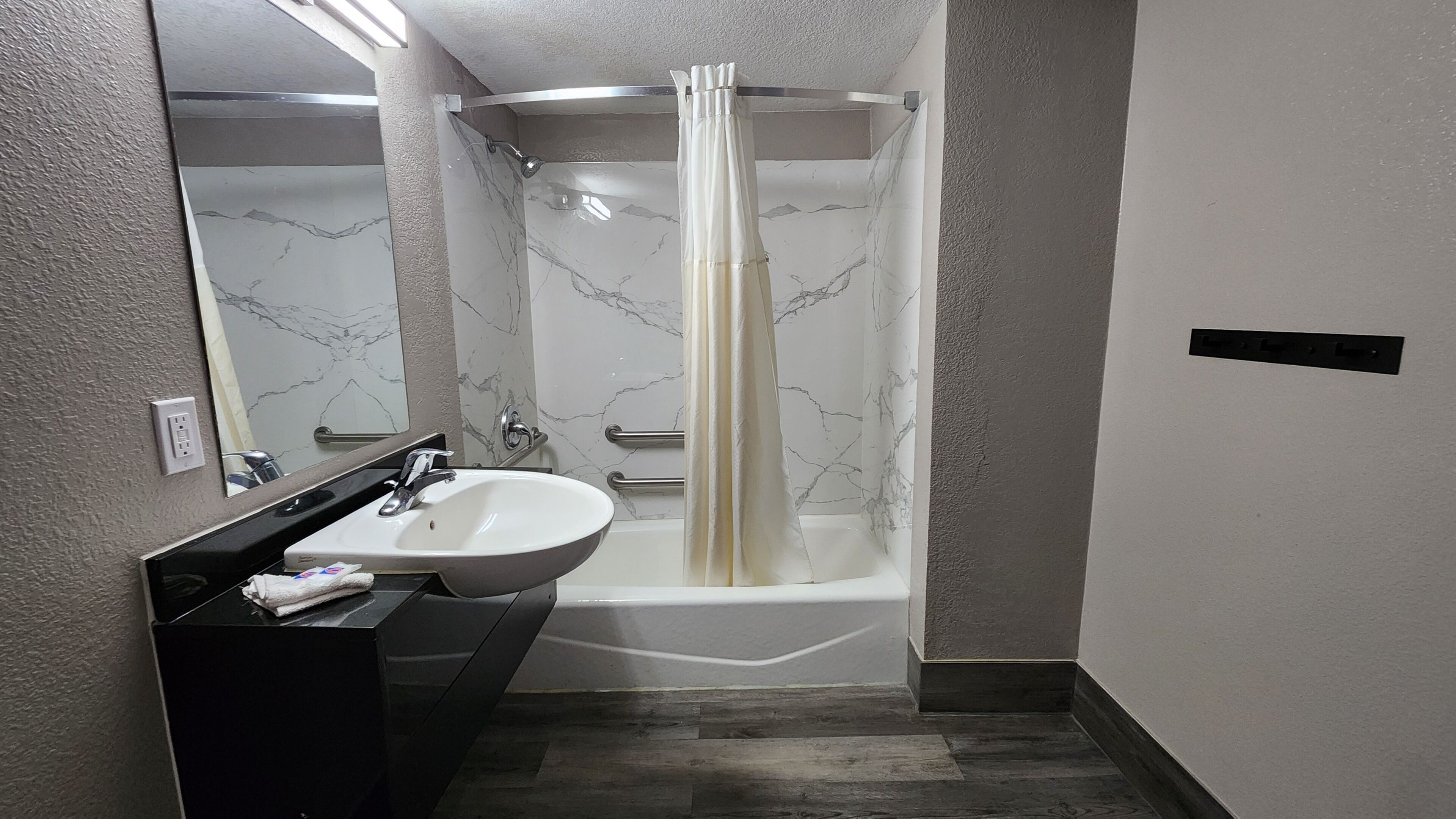 Photo - Motel 6 Houston, TX - Medical Center - NRG Stadium