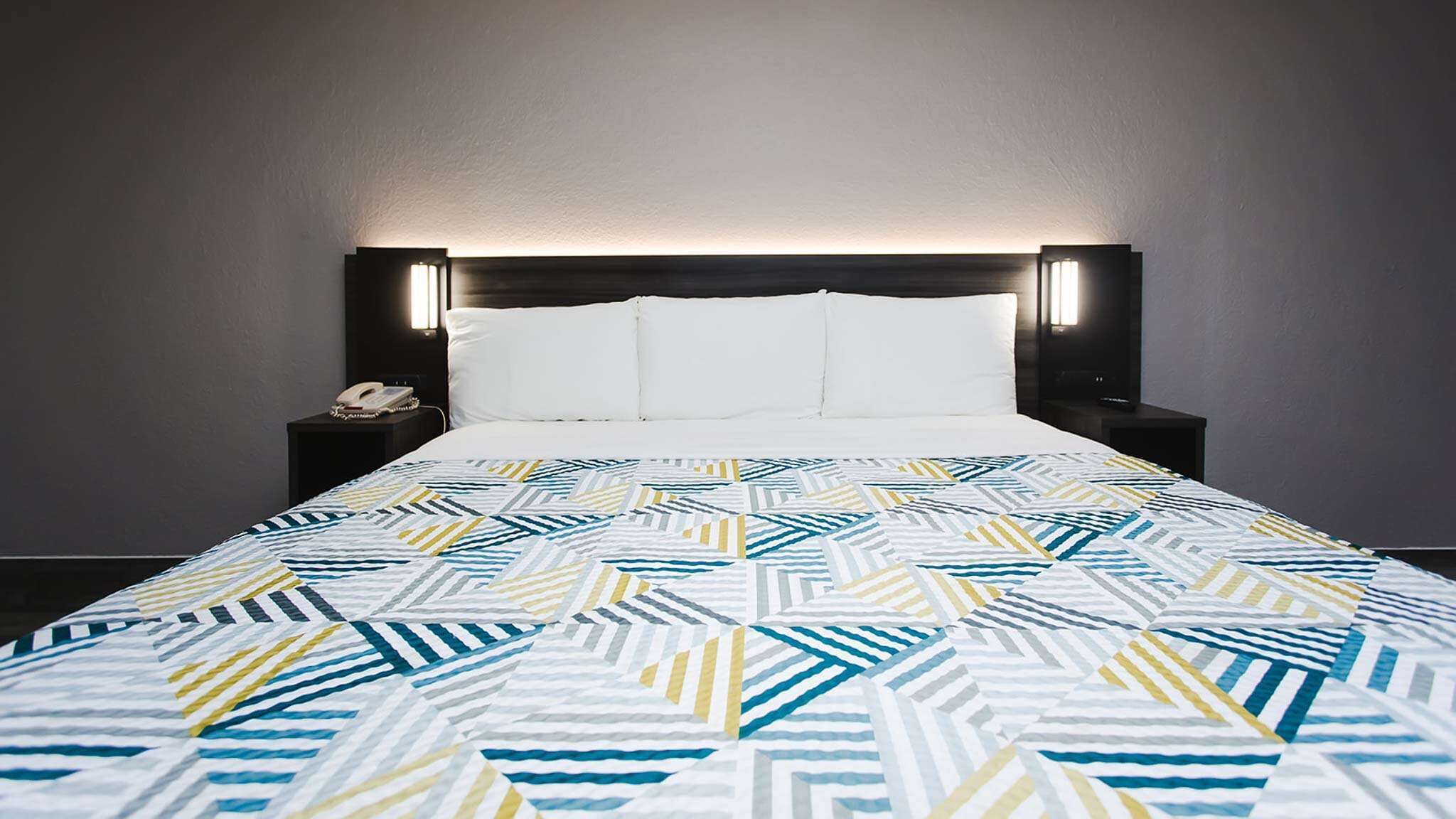 مكتب ومساحة عمل للكمبيوتر المحمول وستائر تعتيم وواي فاي مجانًا