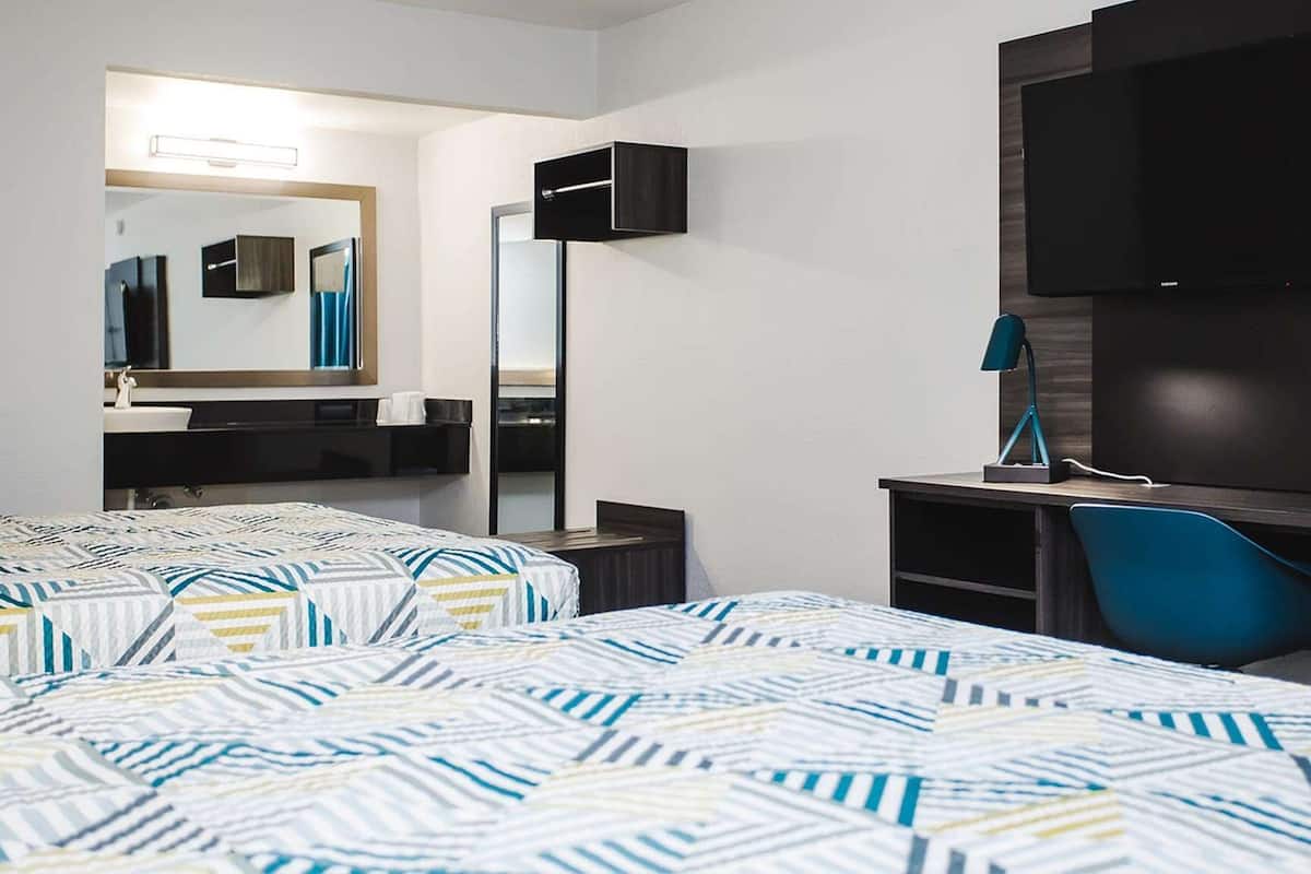 مكتب ومساحة عمل للكمبيوتر المحمول وستائر تعتيم وواي فاي مجانًا