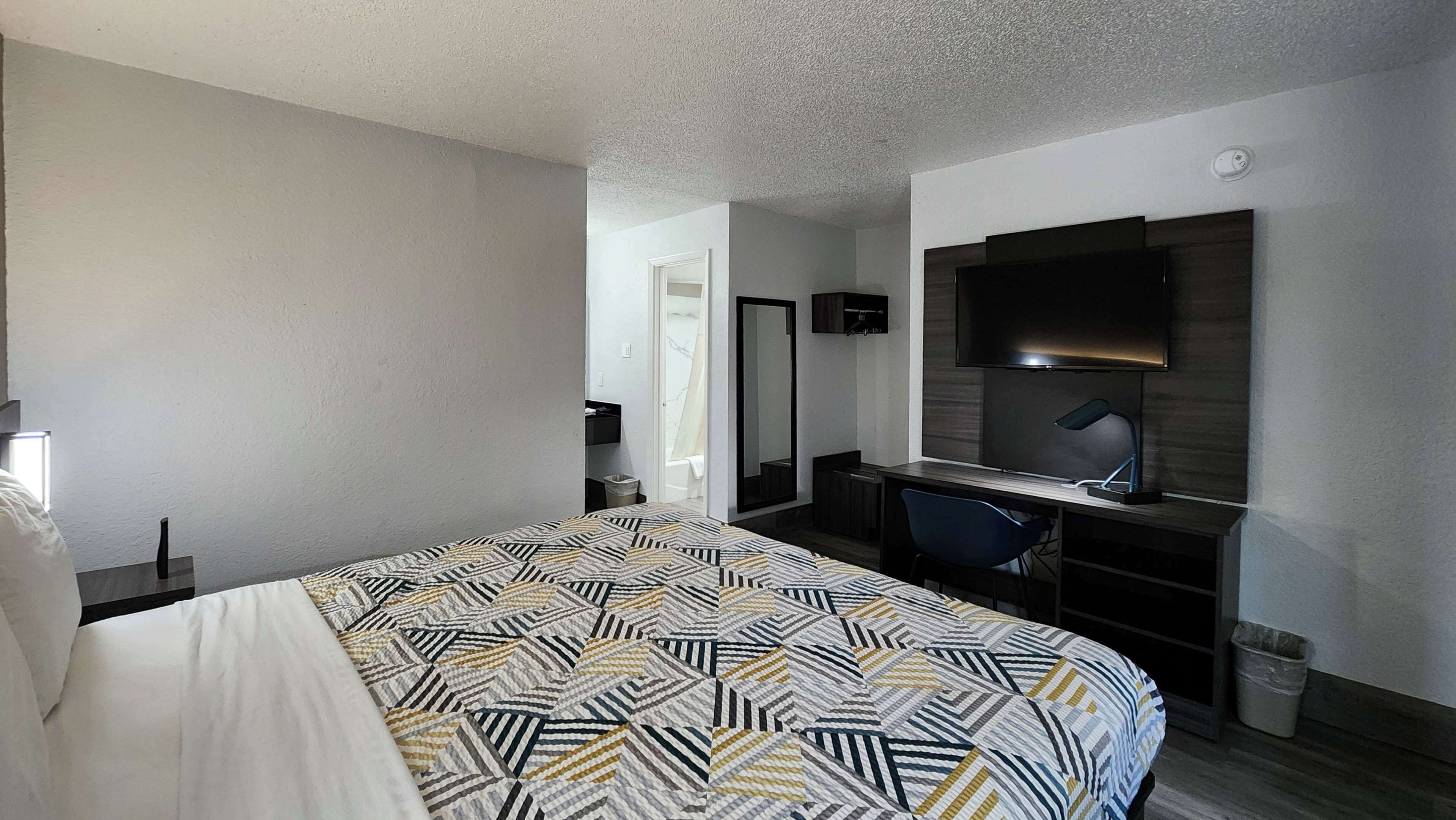 مكتب ومساحة عمل للكمبيوتر المحمول وستائر تعتيم وواي فاي مجانًا