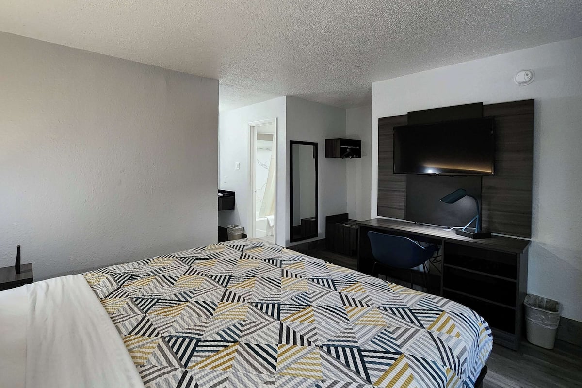 مكتب ومساحة عمل للكمبيوتر المحمول وستائر تعتيم وواي فاي مجانًا