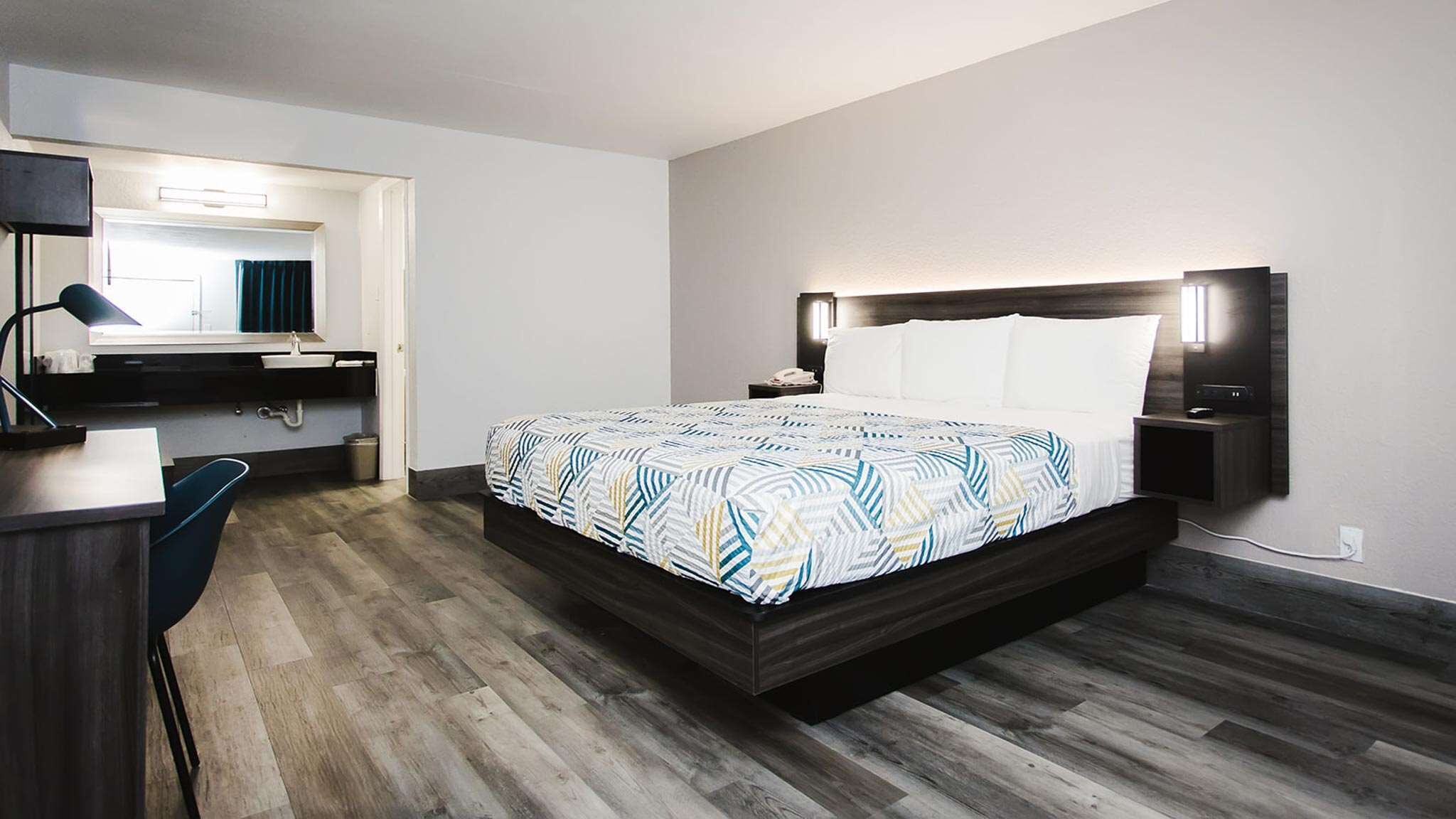 مكتب ومساحة عمل للكمبيوتر المحمول وستائر تعتيم وواي فاي مجانًا