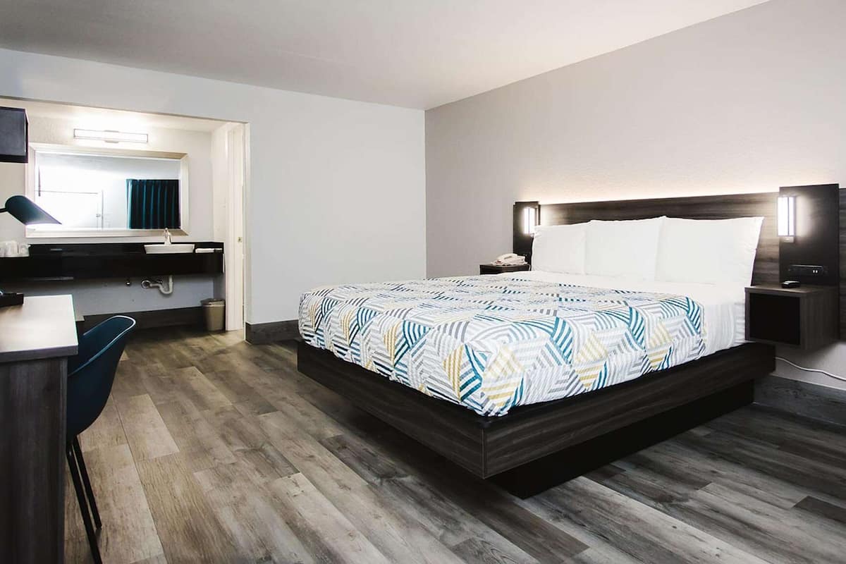 مكتب ومساحة عمل للكمبيوتر المحمول وستائر تعتيم وواي فاي مجانًا