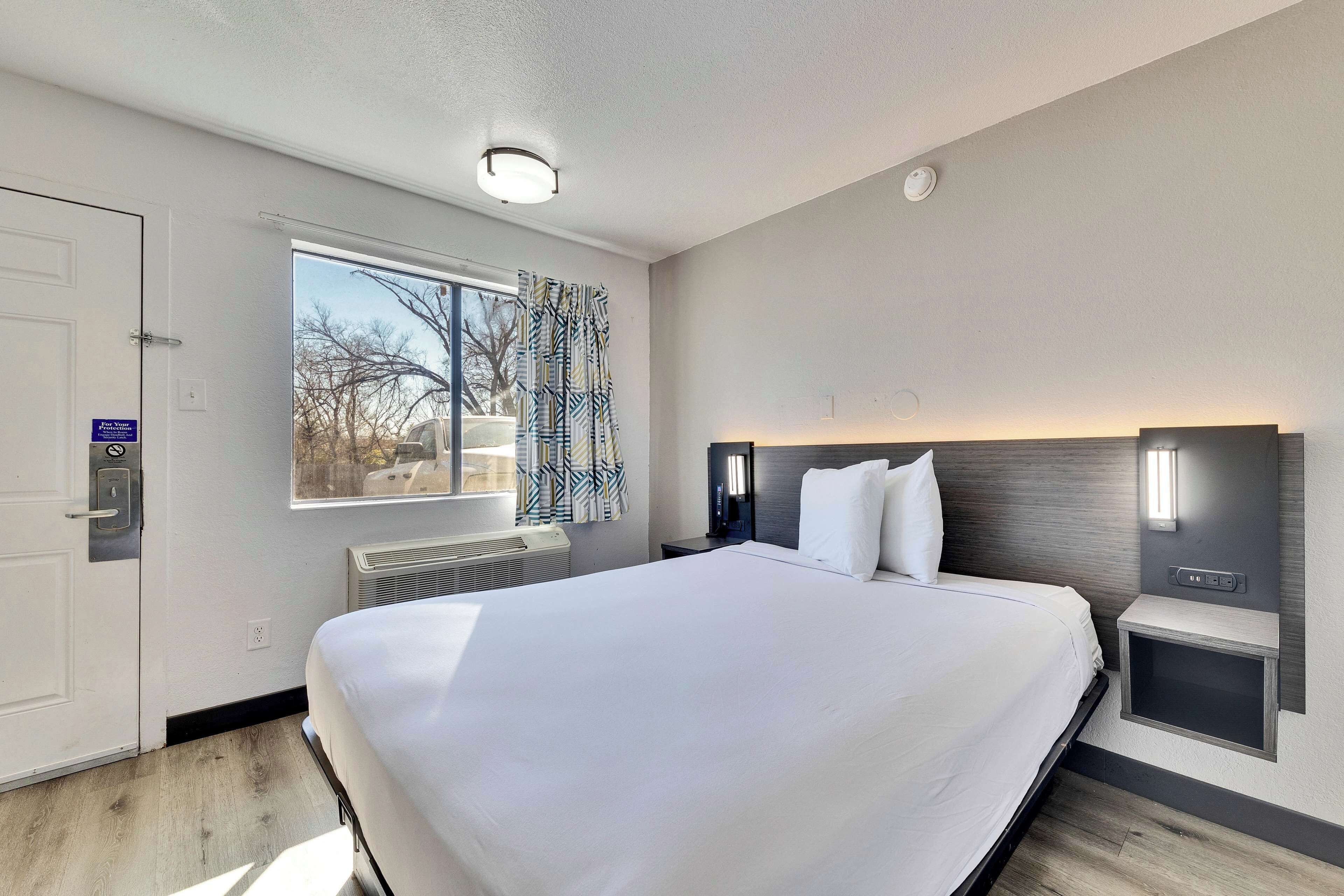 واي فاي مجانًا وملاءات أسرّة