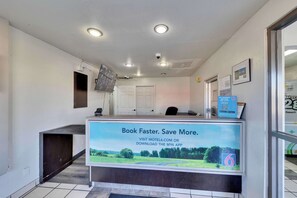 Lobby - Motel 6 Austin, TX - Airport - South (Austin)