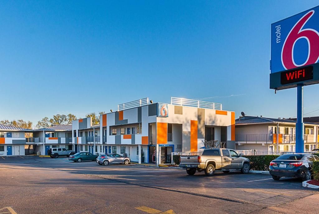 Un motel con un grande cartello che indica la disponibilità di WiFi.
