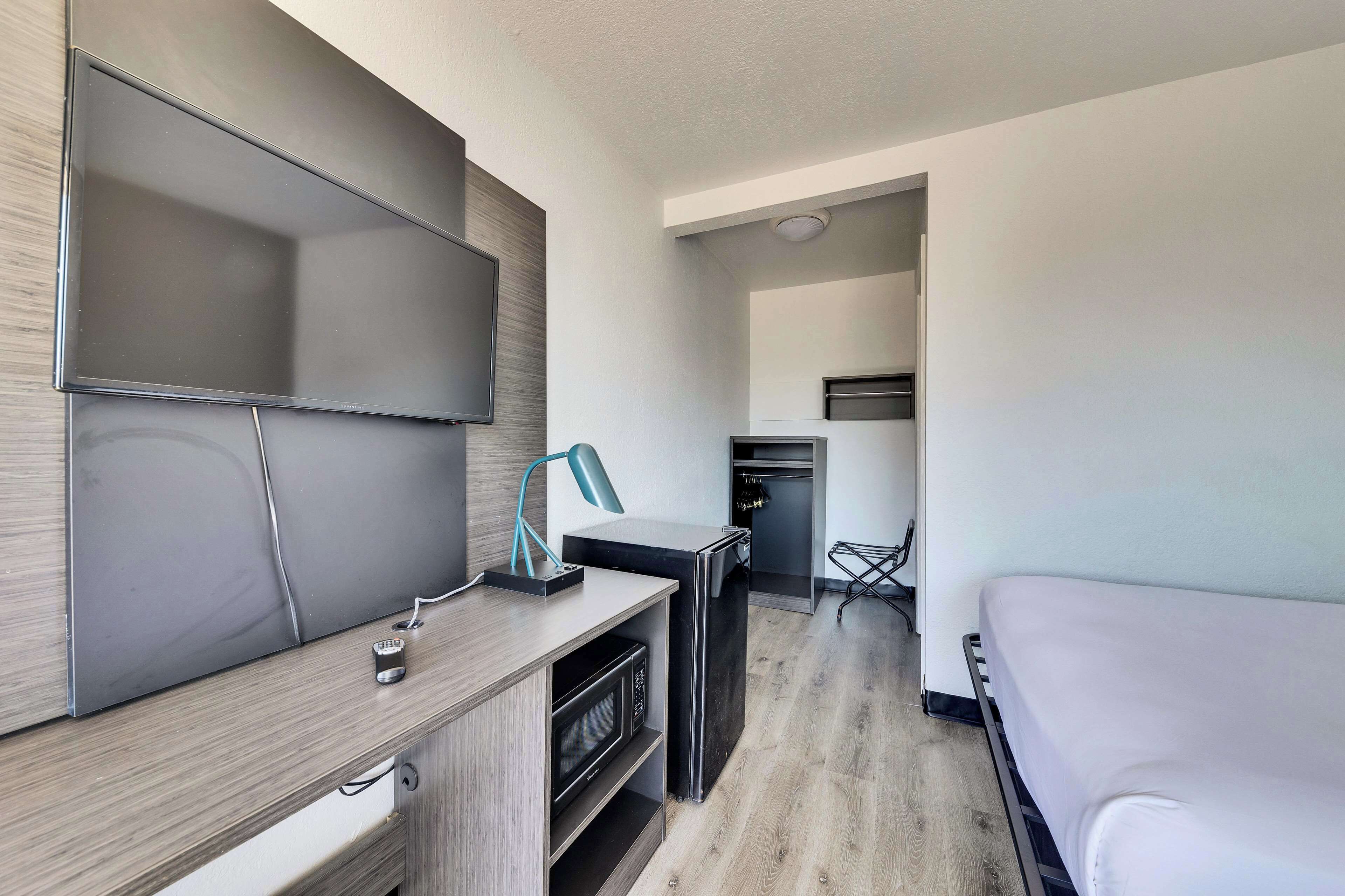 واي فاي مجانًا وملاءات أسرّة