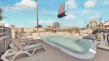 Alberca al aire libre por temporada