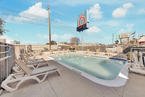 حمّام سباحة خارجي موسمي