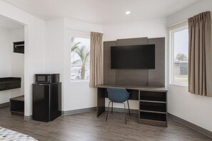 Desk, free WiFi, bed sheets - Motel 6 Westminster, CA - North (Westminster)