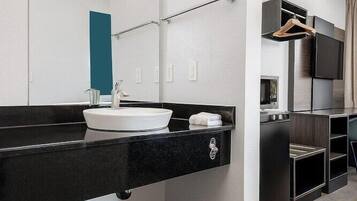 Een bad/douchecombinatie, handdoeken