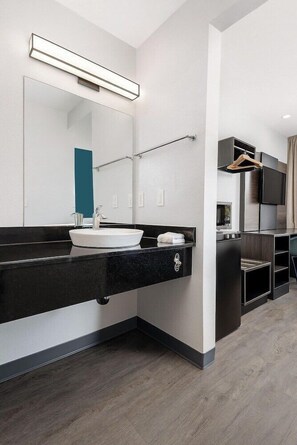 Combined shower/bathtub, towels