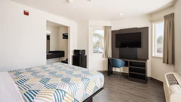 Deluxe Room, 1 Queen Bed, Non Smoking, Refrigerator & Microwave | Bathroom
