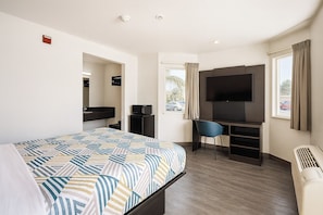 Quarto luxo, 1 cama Queen, para não fumantes, geladeira e micro-ondas | Banheiro | Chuveiro/banheira combinados, toalhas de banho